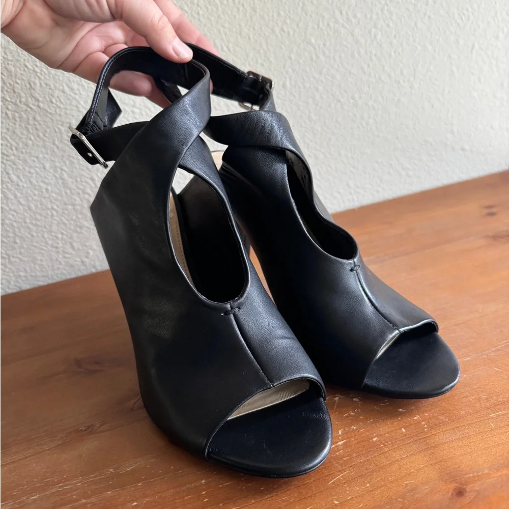Vince Camuto Aveeria Black Leather Ankle Strap Heeled Sandal Peep Toe Size 10M